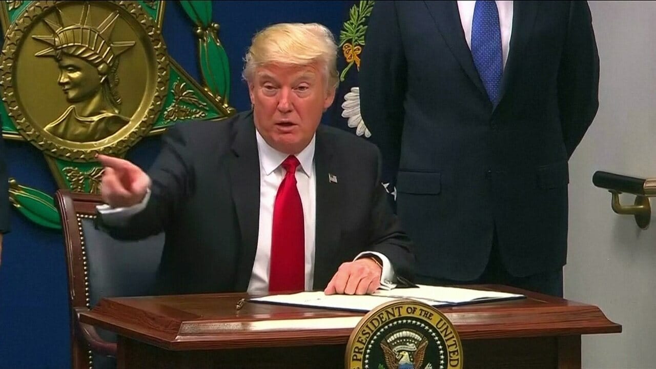 Juiz federal dos EUA suspende decisão de Trump que acaba com cidadania automática