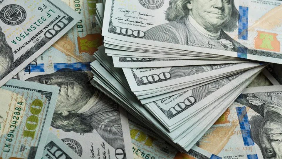 Dólar cai abaixo de R$ 5,90 com investidores à espera de definição sobre juros