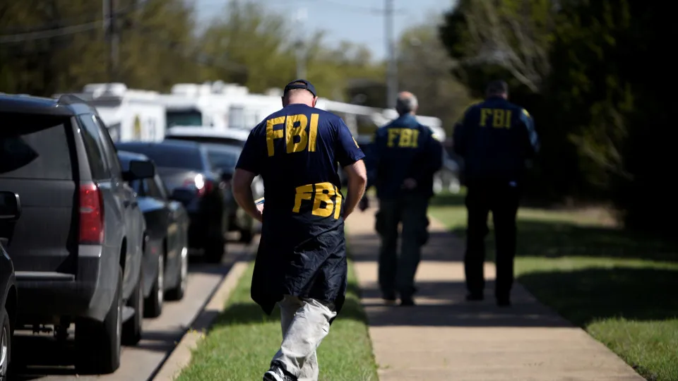 Agentes do FBI processam governo Trump para proteger envolvidos em investigações