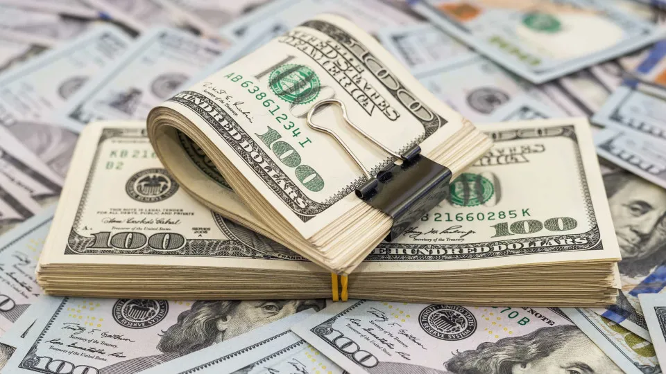 Dólar cai e Bolsa sobe com atenções voltadas a projeto de reforma do IR