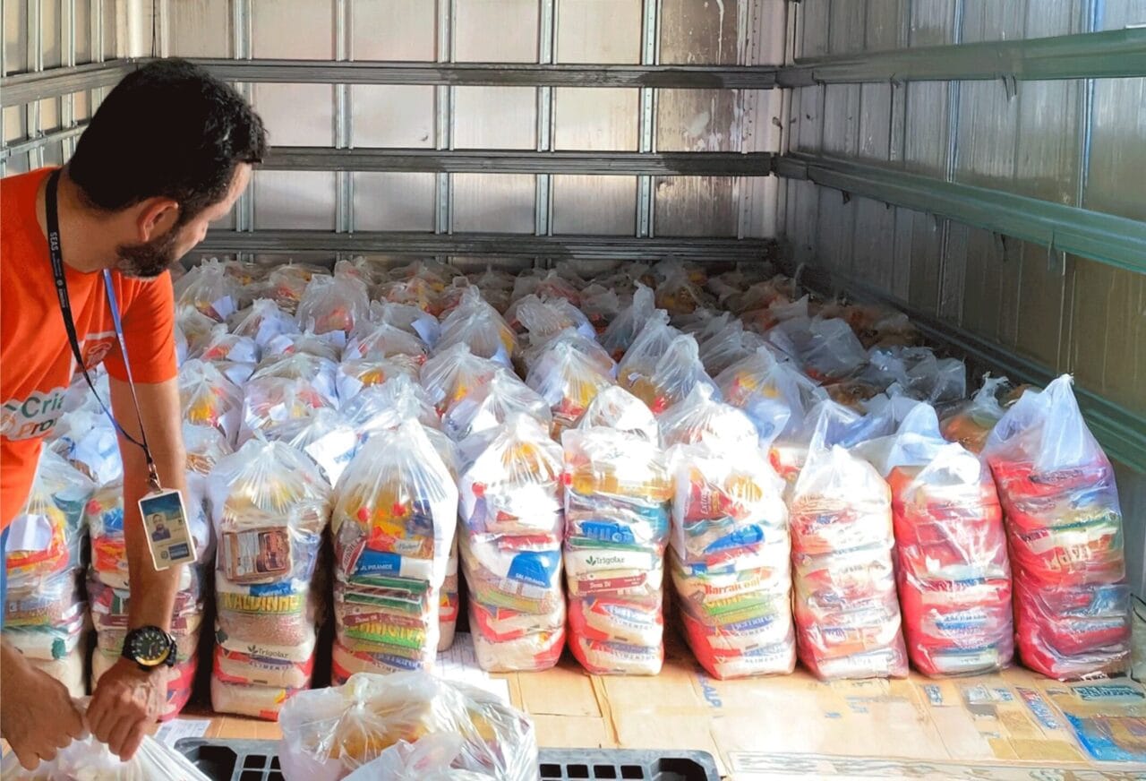 Governo entrega cestas básicas e fardos de água para comunidades atingidas por enchentes em Porto Velho, Machadinho e Costa Marques