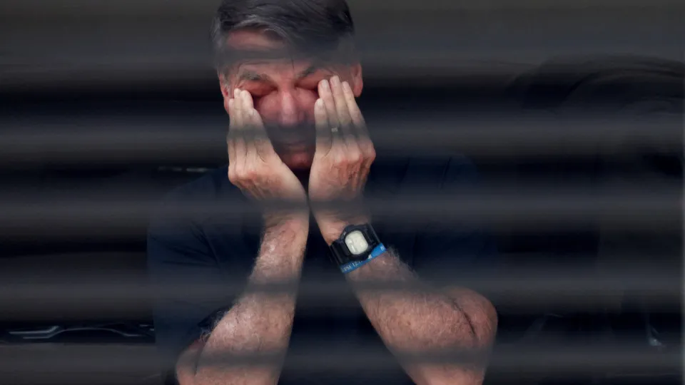 Ex Presidente Jair Bolsonaro pede que Eduardo “feche a boca”, mas filho continua ataques