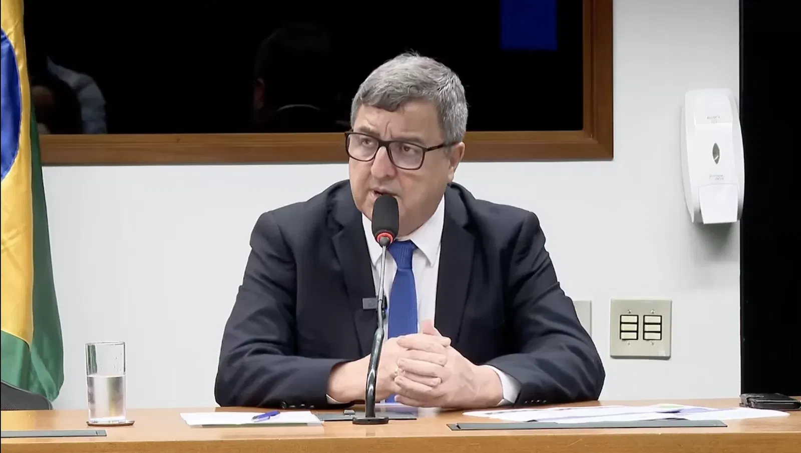 Relator promete para a próxima semana parecer sobre piso salarial de funcionários de escolas
