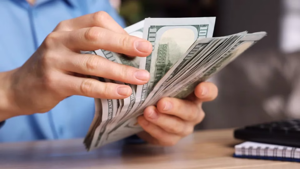 Dólar recua após sinais do Copom e apetite por risco externo