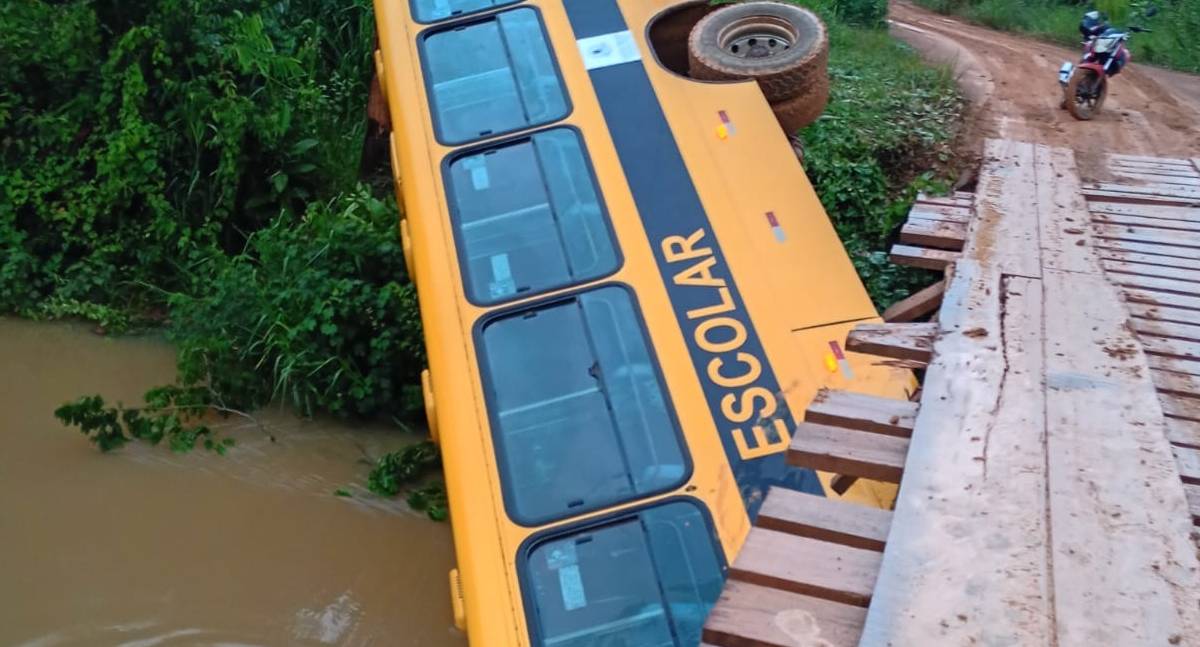 VÍDEO: Ônibus escolar despenca de ponte antes de buscar alunos em União Bandeirantes