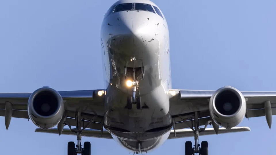 Suécia emite alerta para escassez de combustível para aviões na Europa