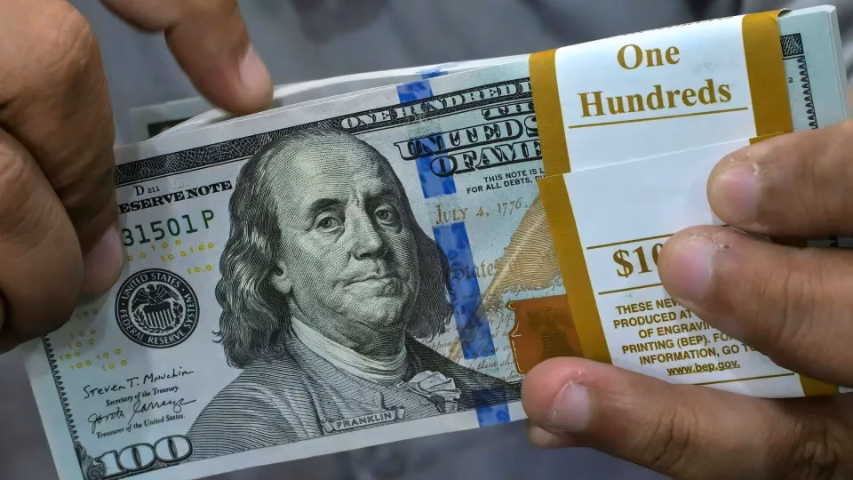 Dólar abre próximo da estabilidade horas antes de fim de prazo dado por Trump para reabertura de Hormuz