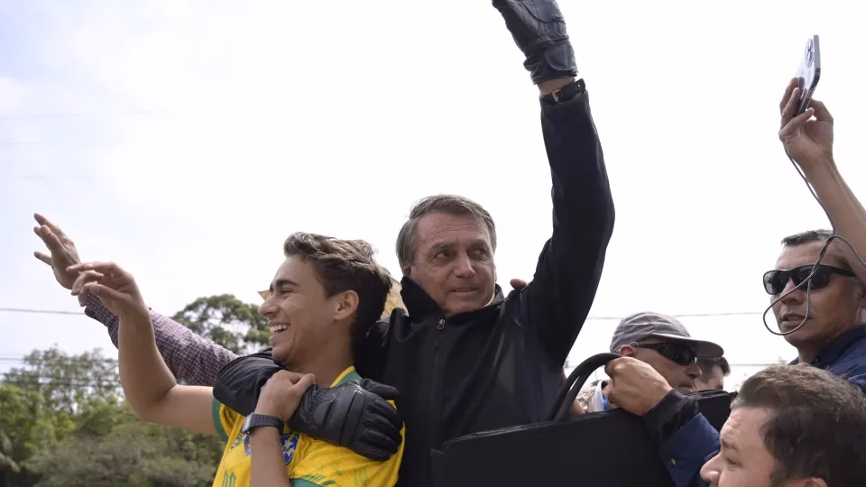 Flávio Bolsonaro diz que postura crítica de Eduardo a Nikolas 'não é inteligente'