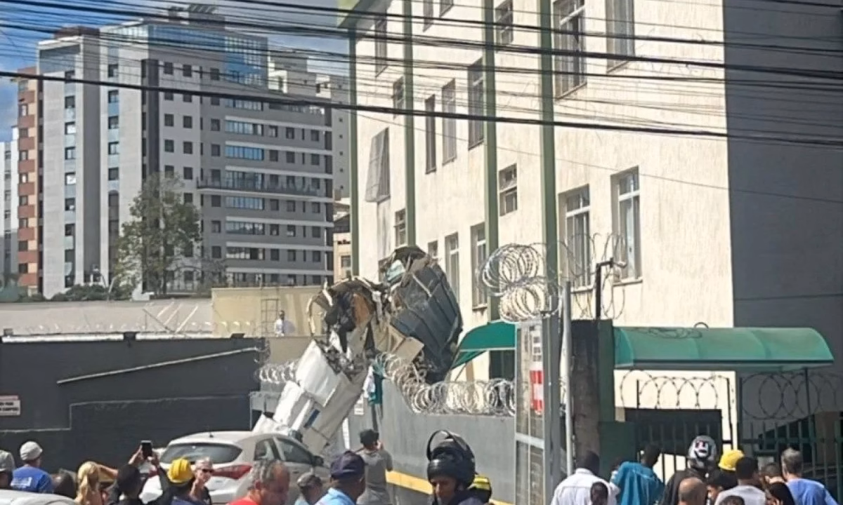 Avião bate em prédio e cai em BH