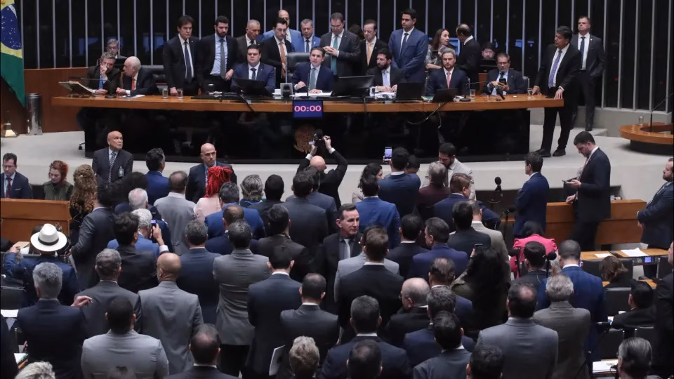Comissão aprova relatório, e PEC da escala 6x1 avança na Câmara