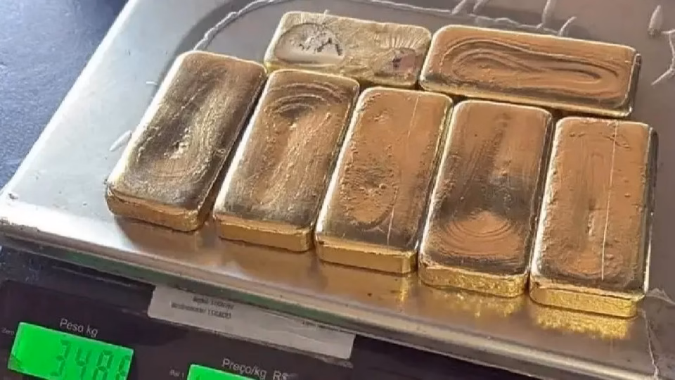 Passageiro é preso com R$ 2,3 milhões em ouro escondidos nos sapatos e tornozelos em MT; veja vídeo