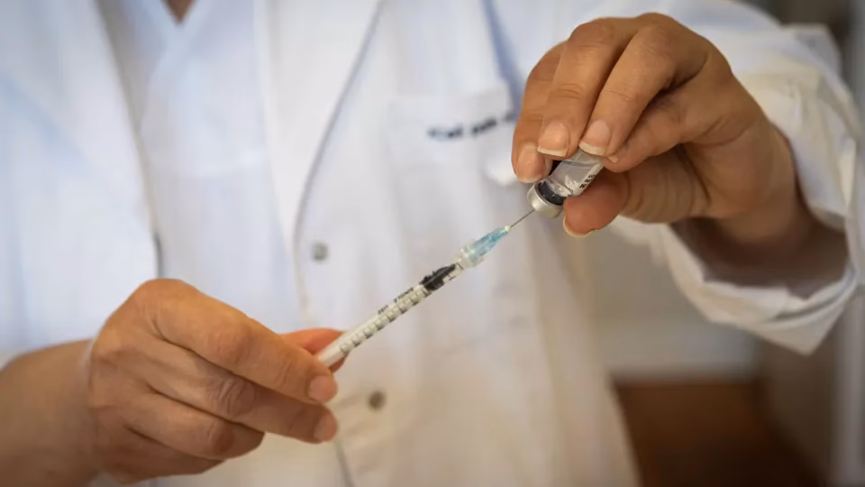 Vacinas contra covid-19 serão atualizadas para acompanhar novas variantes
