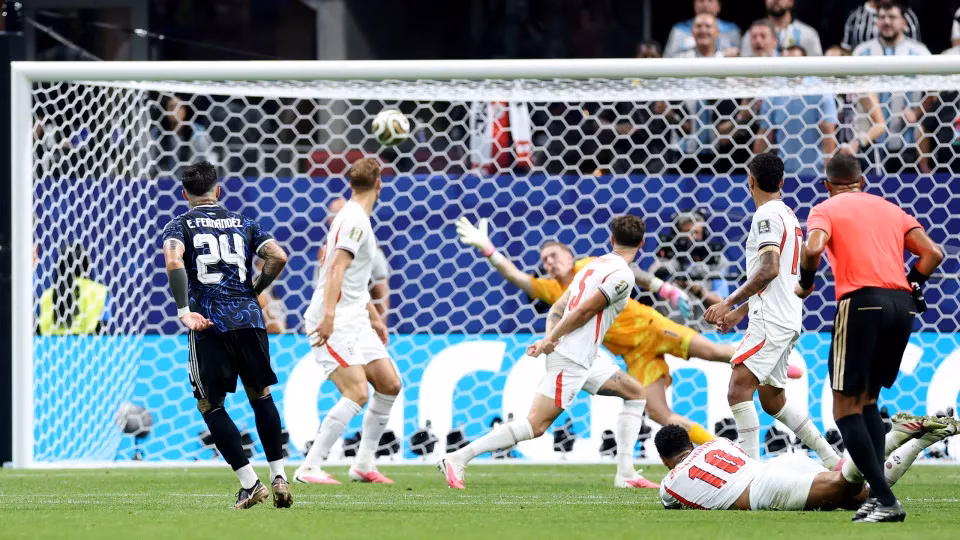 No sufoco, Argentina vira, bate a Inglaterra e avança pra final da Copa