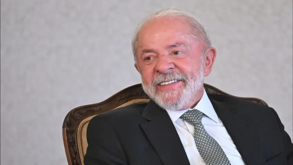 Lula supera Flávio Bolsonaro nos dois turnos da eleição, aponta pesquisa Futura