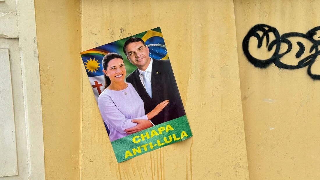 Cartazes espalhados pelo Centro do Recife associam Raquel Lyra a Flávio Bolsonaro