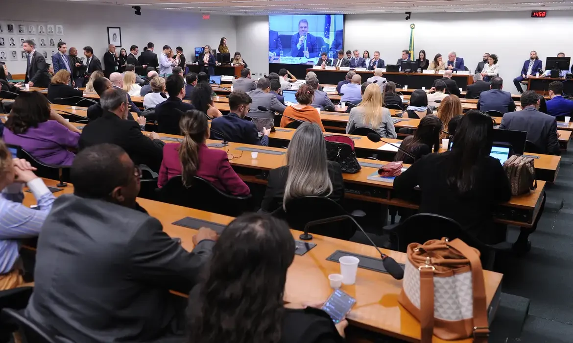 Câmara dos Deputados Instala Comissão para Analisar Redução da Maioridade Penal
