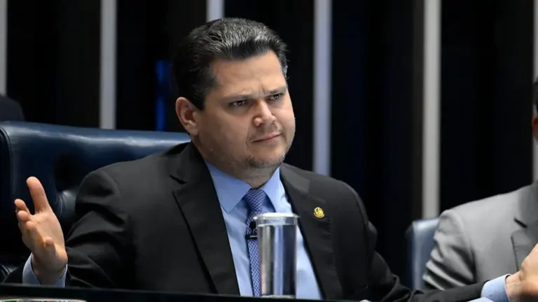 Apesar do anúncio de Alcolumbre, CCJ do Senado ainda aguarda envio da PEC do fim da escala 6×1