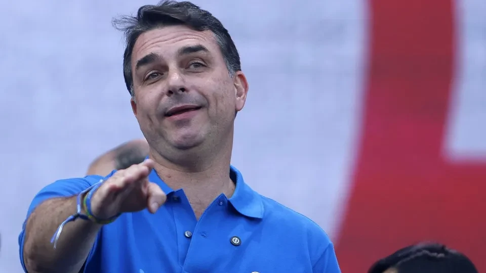 Flávio Bolsonaro diz que olha para o STF com nojo e fala em ser 'presidente de transição'