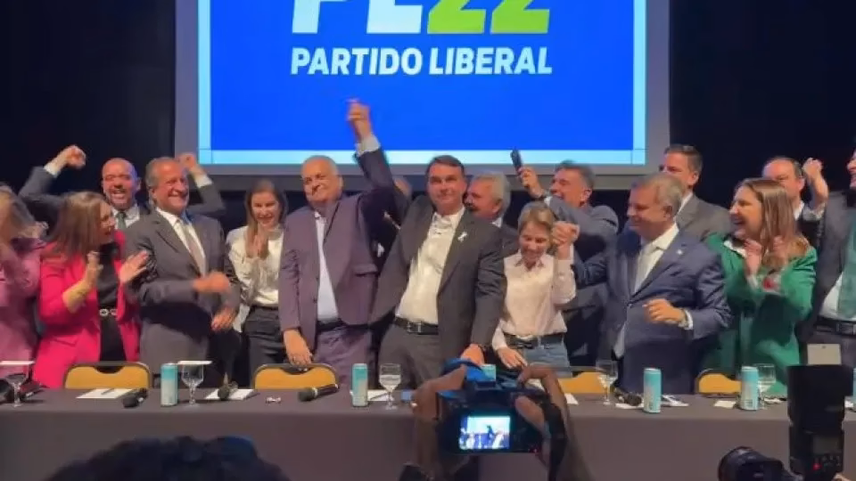 Flávio Bolsonaro anuncia Alfredo Gaspar, relator da comissão do INSS, como vice