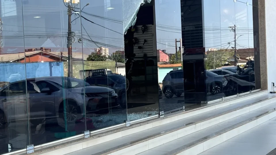 Bando com 9 criminosos invade Master Motors, rouba motos, mas três são presos após cerco