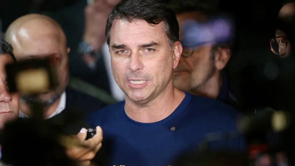 Flávio Bolsonaro associa Lula a crise no STF e diz que grupo do petista na PF foi desmascarado