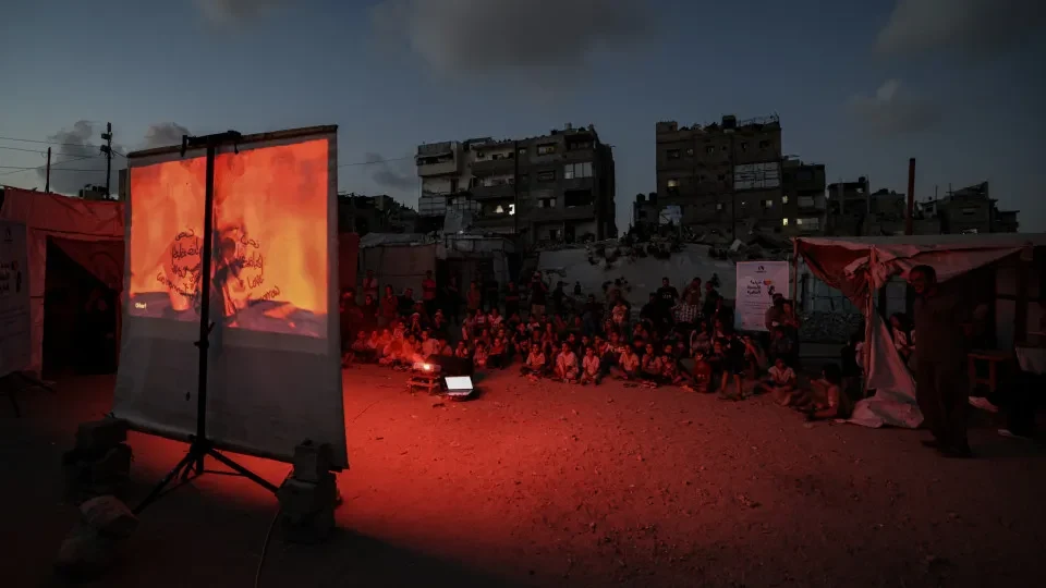 Comovente! Crianças assistem filme "Rei Leão" entre escombros em Gaza