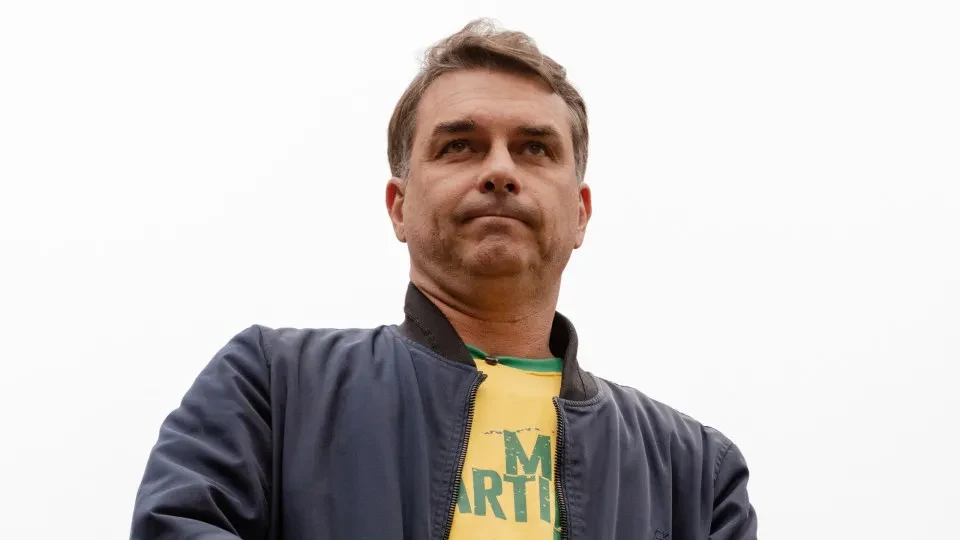 Flávio usou jatinho ligado à Vorcaro em viagem em 2025, diz revista