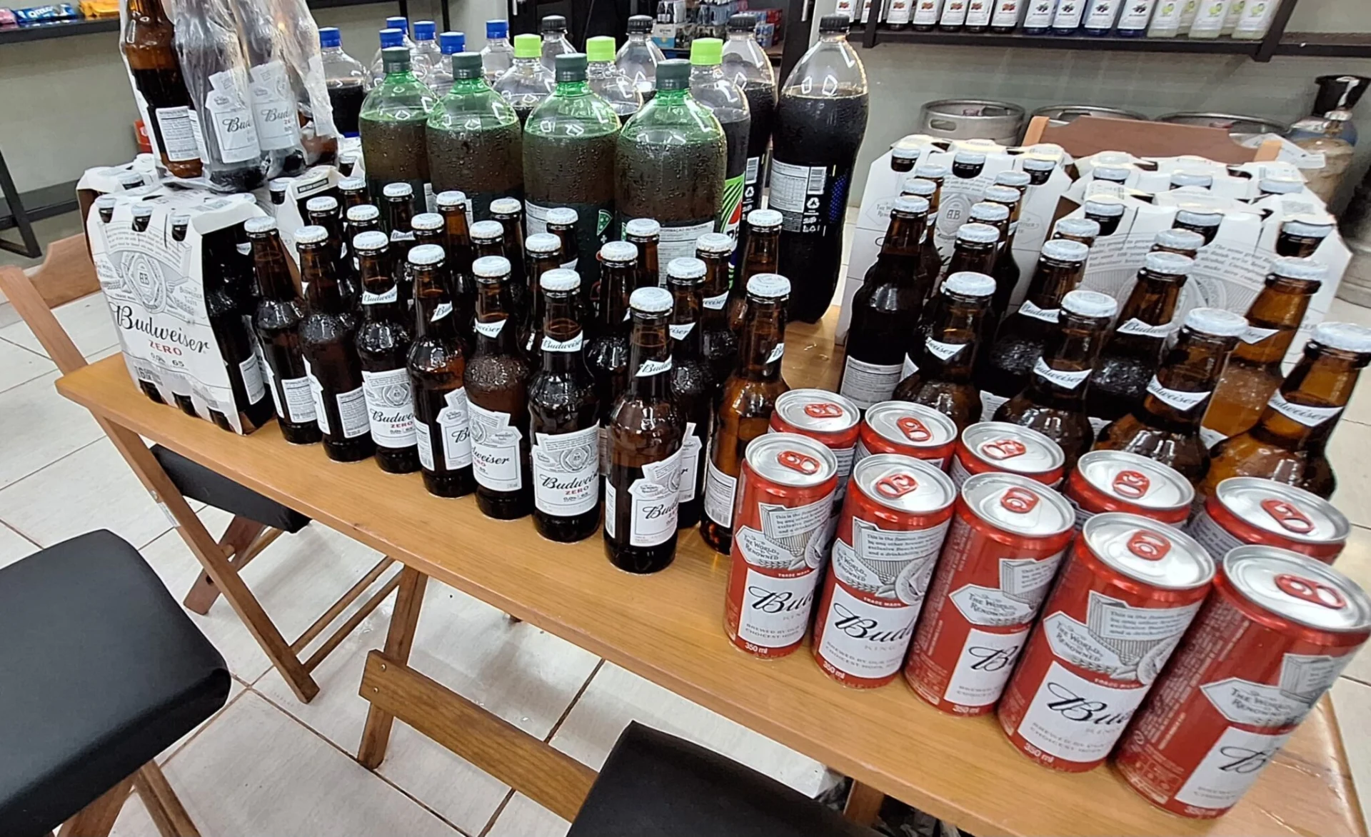 Vigilância Sanitária apreende bebidas vencidas e autua estabelecimento, em Rolim de Moura