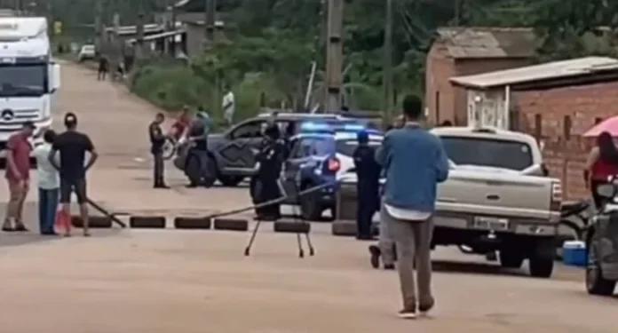 Cansados de esperar, moradores do bairro Nacional fazem manifesto e bloqueiam Farquar com Imigrantes