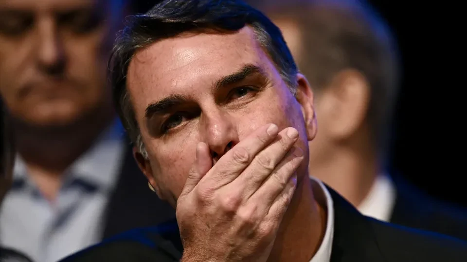 Flávio Bolsonaro é criticado por 'arrogância e deboche' em debate