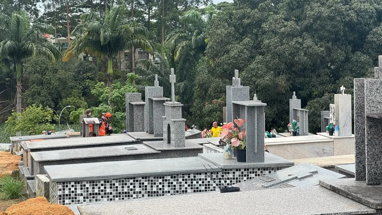 Filho cai dentro do túmulo do pai e morre em Linhares, no ES