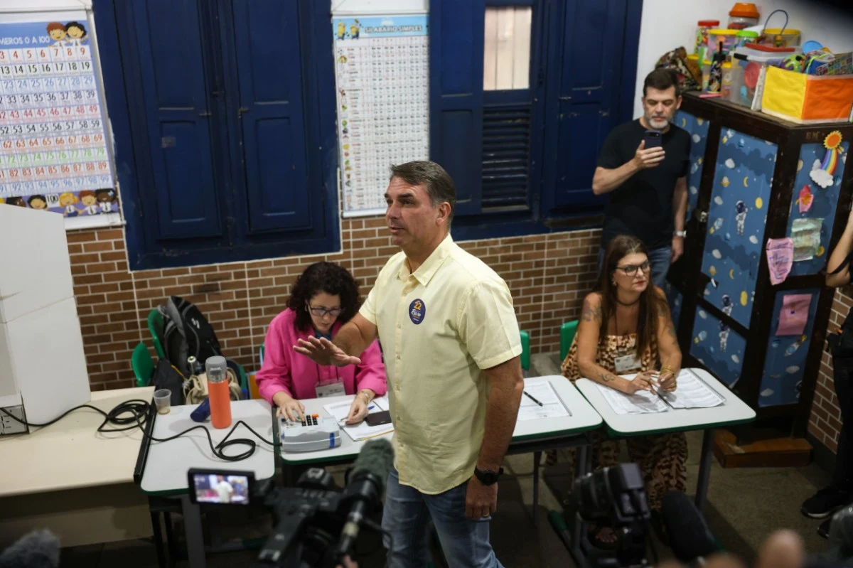 Flávio Bolsonaro é intimado a entregar passaportes após decisão de Alexandre de Moraes