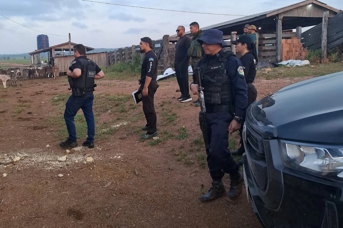 Polícia Civil cumpre mandados após descoberta de arma e indícios de crimes ambientais perto de parque estadual