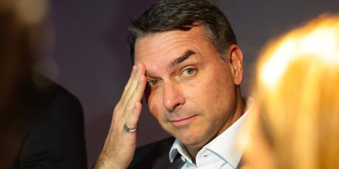 "Operação Alba": aliado de Trump explica qual é o plano com Flávio nos EUA