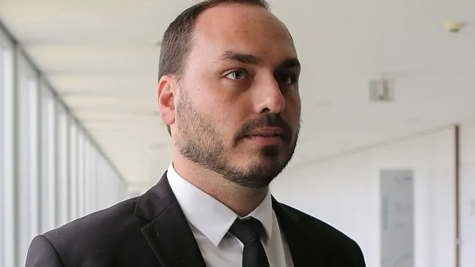 'Desculpa, pai. A gente falhou', diz Carlos Bolsonaro em vídeo após fuga do irmão