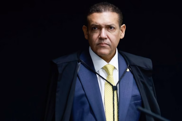 Kassio suspende pesquisa AtlasIntel que apontou queda de Flávio Bolsonaro.