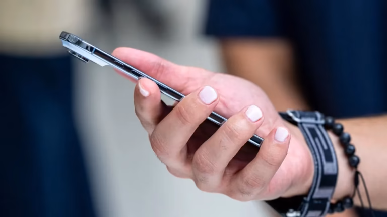60% dos brasileiros ficam ansiosos longe do celular, aponta estudo